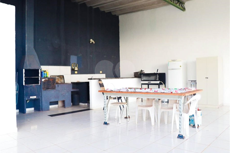 Casa à venda com 3 quartos, sendo 1 suíte, no condomínio Mountain Village, Atibaia - SP