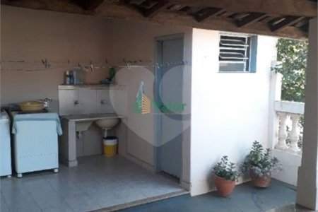 Ampla casa no condomÍnio Parque Fehr, contendo: