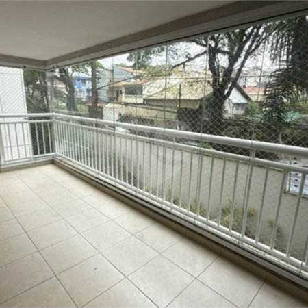 Apartamento de 155 m² com 4 dormitórios, varanda e 2 vagas de garagem. Condomínio com piscinas adulto, infantil e aquecida, lazer e portaria 24 horas.