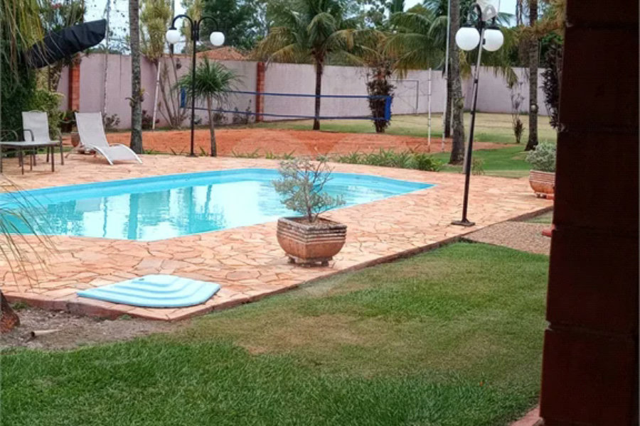 Chácara à venda. Ampla área de lazer. Aceita permuta com apartamento na praia