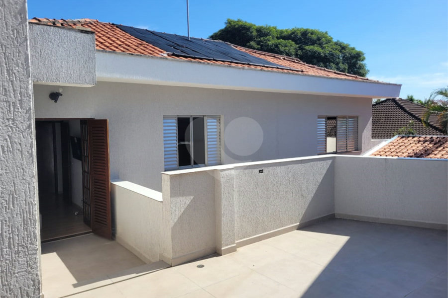 Sobrado com 14 metros de frente , na Região do Jardim Guapira , próximo ao Clube Guapira com 5 dormitórios, sendo 3 suíte com armários embutidos ,banheiro social, Sala para 2 ambientes, escritório com banheiro .cozinha ampla com armários, área de serviço ,dispensa, quintal com banheiro externo c