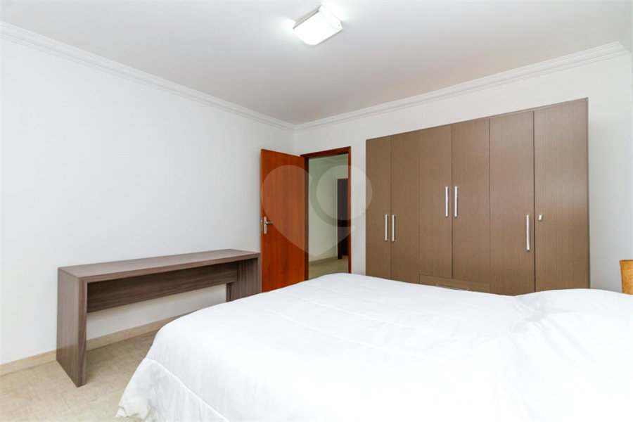 Casa Sobrado à venda com 342 m², 3 dormitórios, sendo 2 suítes, 4 vagas na Vila Mariana - São Paulo.