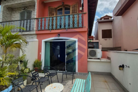 Sobrado à venda com 166 m², 3 dormitórios, 3 vagas cobertas, terraço com vista livre e 16 placas solares! Próximo à USP.
