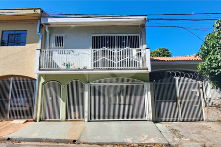 Casa no Jardim Medeiros ampla com 3 dormitórios bem distribuída