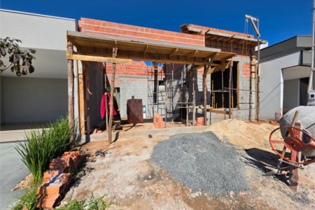 Casa térrea 3 dormitório 1 suíte com closet à venda no Condomínio Vileneuve,