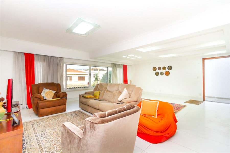 Casa Sobrado à venda com 342 m², 3 dormitórios, sendo 2 suítes, 4 vagas na Vila Mariana - São Paulo.