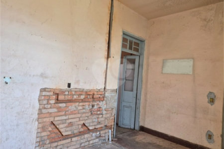 Sobrado á venda localizado no centro.