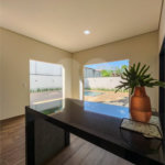 Indaiatuba - Condomínio Milano - Sobrado - 350 m² de terreno - 240 m² de área construída - 4 vagas de garagem, sendo 2 cobertas - Salas de estar e jantar integradas - 3 suítes com closet e varanda no pavimento superior - Escritório no térreo - Espaço gourmet com churrasqueira - Banheiro externo