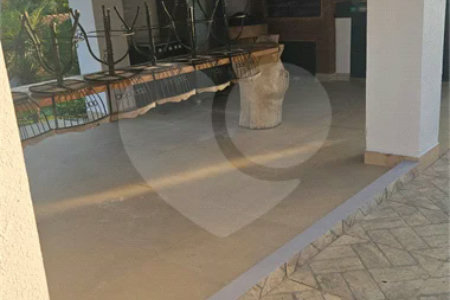 Indaiatuba- condominio Vale das Laranjeiras - Itaici - Terreno 3040,00 ms- construida 220ms - 3 dormitórios, sendo 2 suítes e uma suíte master com closet, além de uma sala ampla com 3 ambientes, Cozinha planejada,, campo de futebol/vôlei, Area de lazer com piscina, espaço gourmet com churrasque