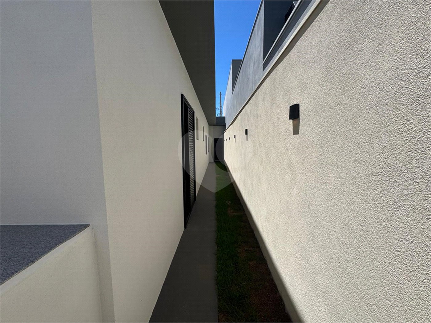 Linda casa a venda no condomínio Villeneuve