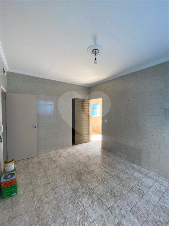 Casa Térrea com 3 dormitórios, sendo 2 suítes.