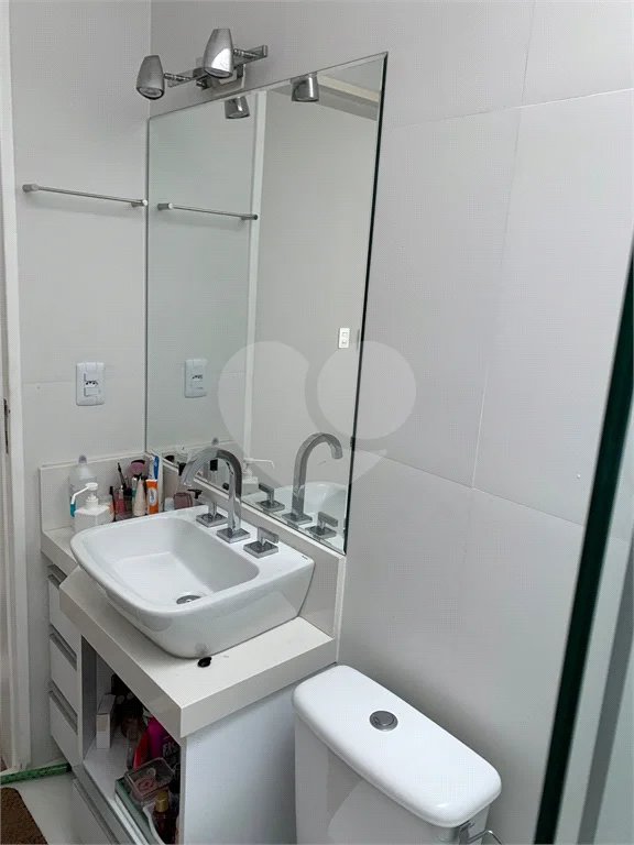 Sobrado com 3 quartos e garagem para 5 veículos.