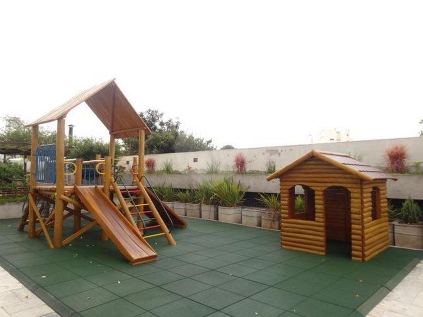 3 quartos, sendo, 2 suítes e 4 vagas de garagem