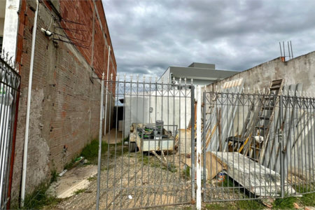 Sobrado a venda com 3 dormitorios sendo 1 suite com closet e varanda no bairro Arcoville