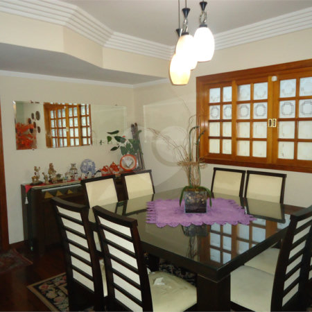Sobrado com 4 quartos sendo 2 suítes.
