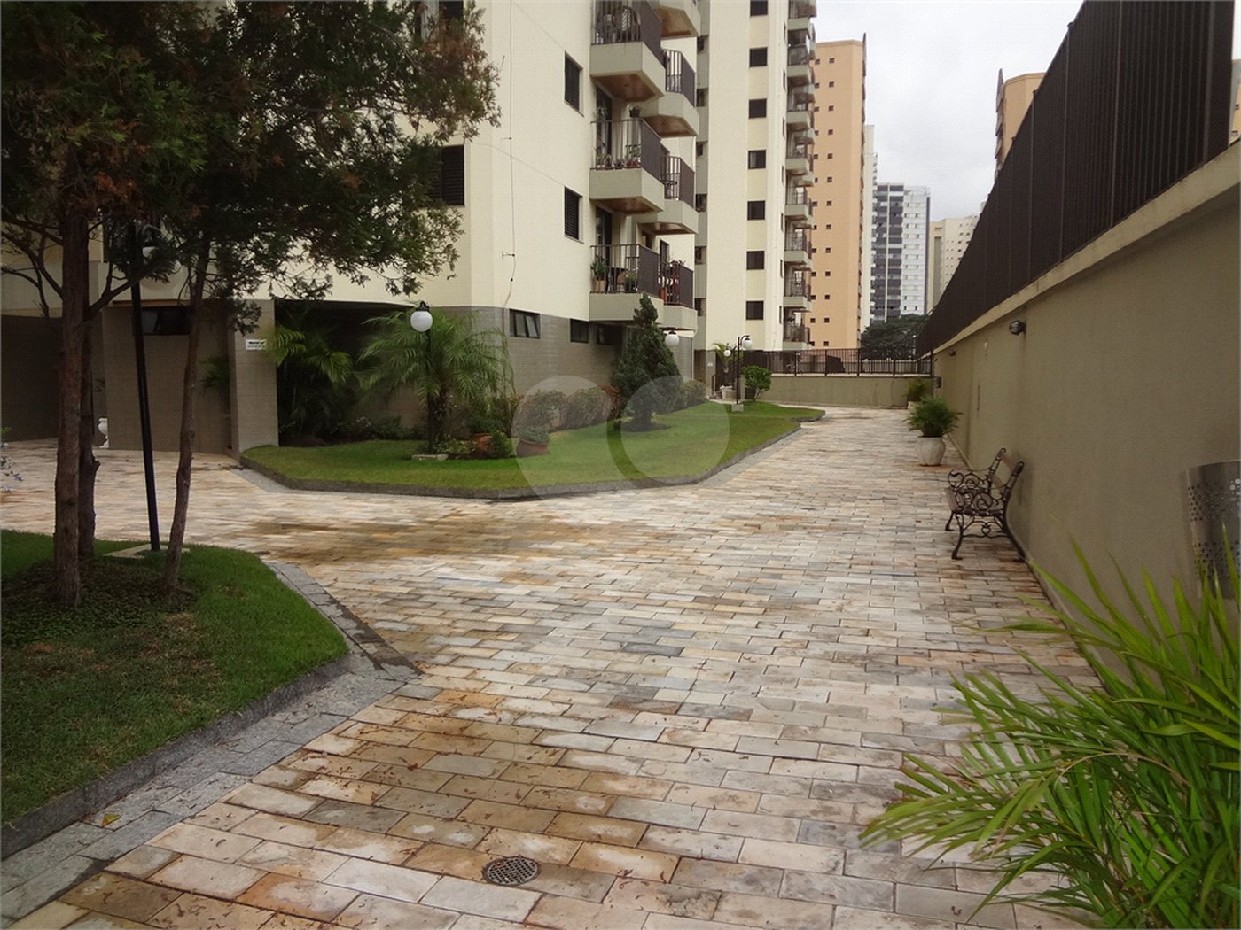 COBERTURA COM PISCINA E CHURRASQUEIRA NA CASA VERDE.
