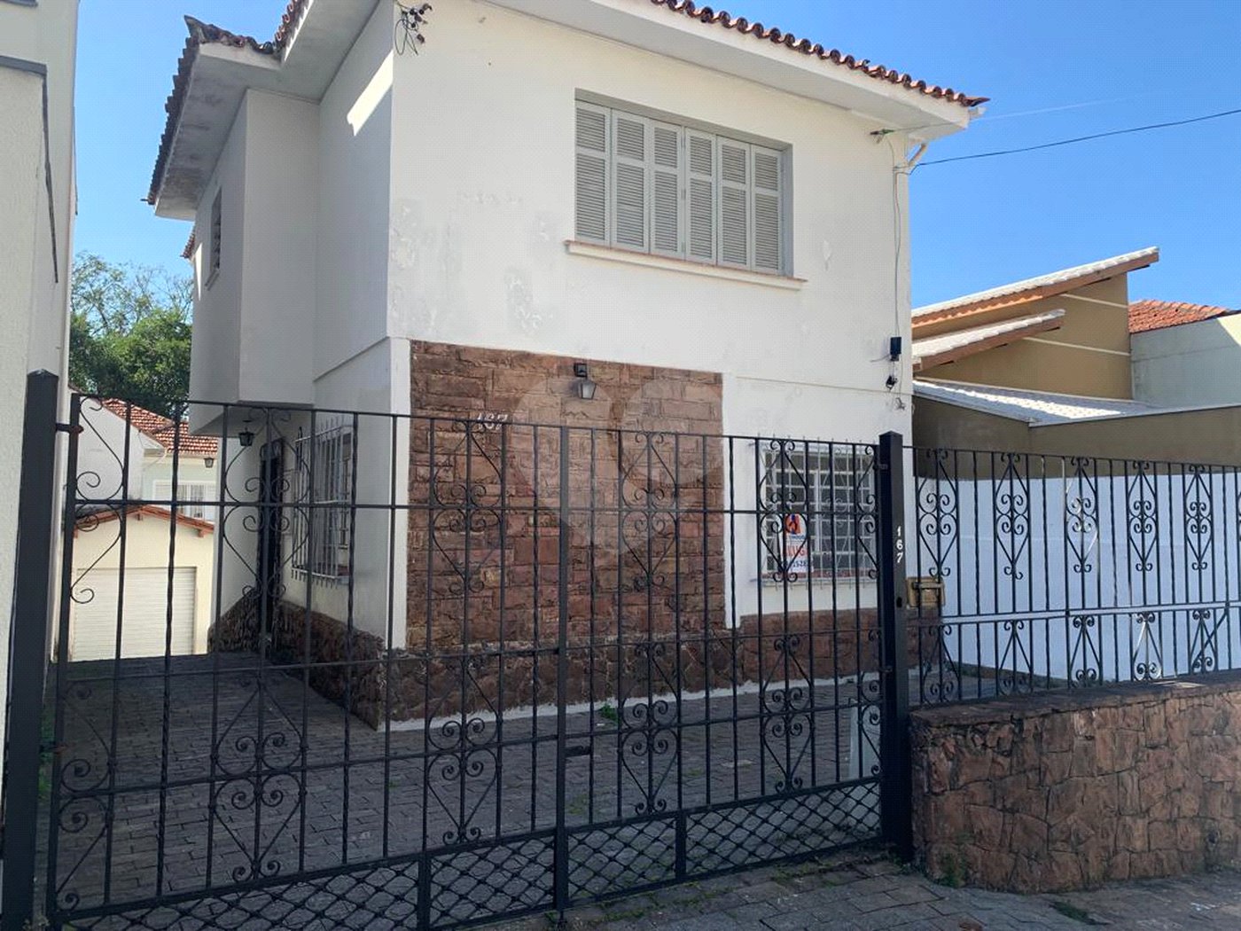 Excelente sobrado de 03 dormitórios na Aclimação.