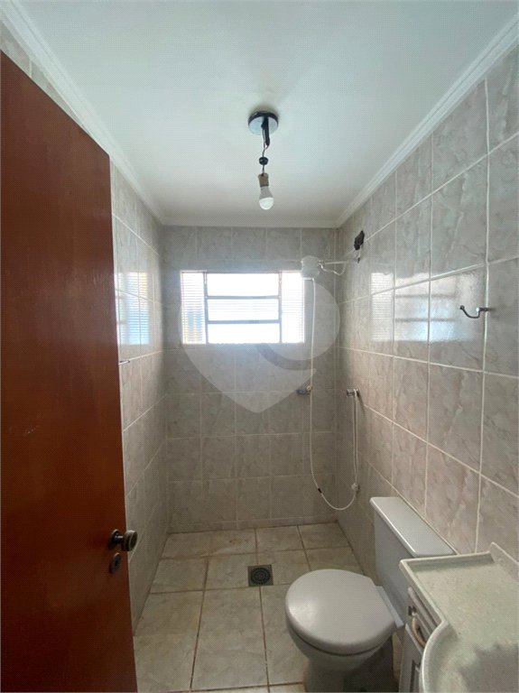 Casa Térrea com 3 dormitórios, sendo 2 suítes.