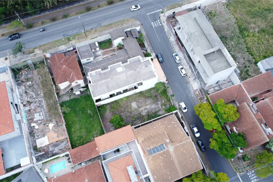 Terreno 300m² à Venda próximo ao centro á poucos metros da Avenida Champagnat