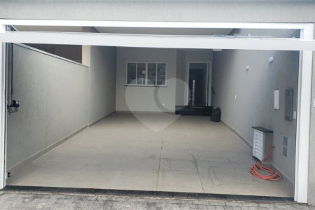 Sobrado novo com 3 suítes, 4 vagas, espaço gourmet com churrasqueira, jardim de inverno e acabamento premium. Conforto, modernidade e sofisticação.