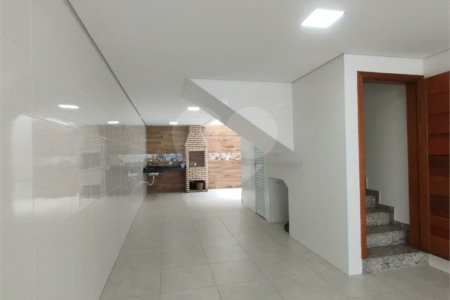 Sobrado à venda, 3 suítes, garagem, a 300 m do metrô Vila Matilde