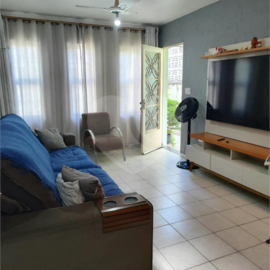 Casa à Venda com 3 quartos e 5 vagas em Cumbica
