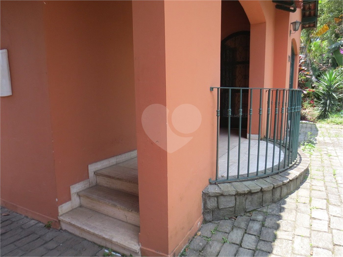 Casa no Pacaembu com ótima distribuição e amplo quintal em terreno em declive