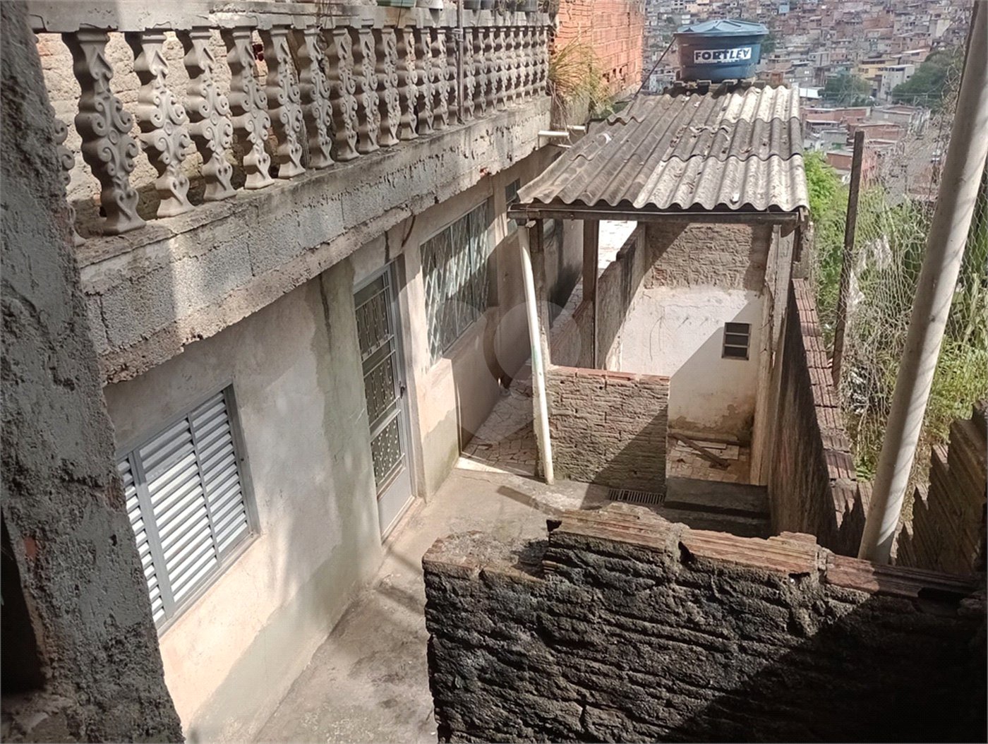 Terreno com 6 casas em 293m² de área total.