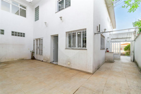 Casa Sobrado à venda com 342 m², 3 dormitórios, sendo 2 suítes, 4 vagas na Vila Mariana - São Paulo.