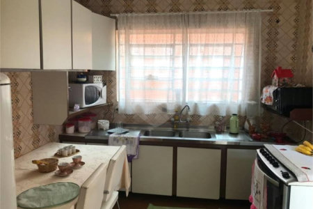Casa com 202m² , 4 dormitórios , sendo 1 suíte , 3 vagas de garagem.