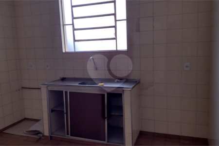 Apto com 2 dormitórios, dois banheiros , e uma garagem.