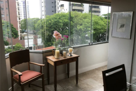Campo Belo: Elegante Apartamento de 113 m² com Suíte e 2 Vagas em Localização Privilegiada