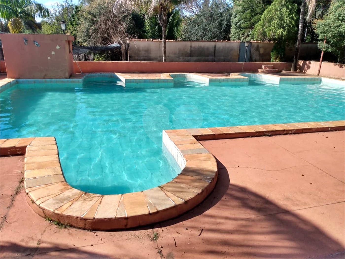 Casa Térrea com 3 dormitórios, sendo 1 suíte.
