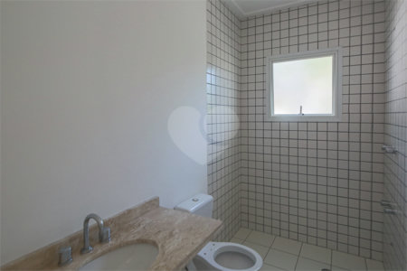 Casa à venda com 4 quartos, sendo 2 suítes, no condomínio Bristol Village, São Paulo - SP