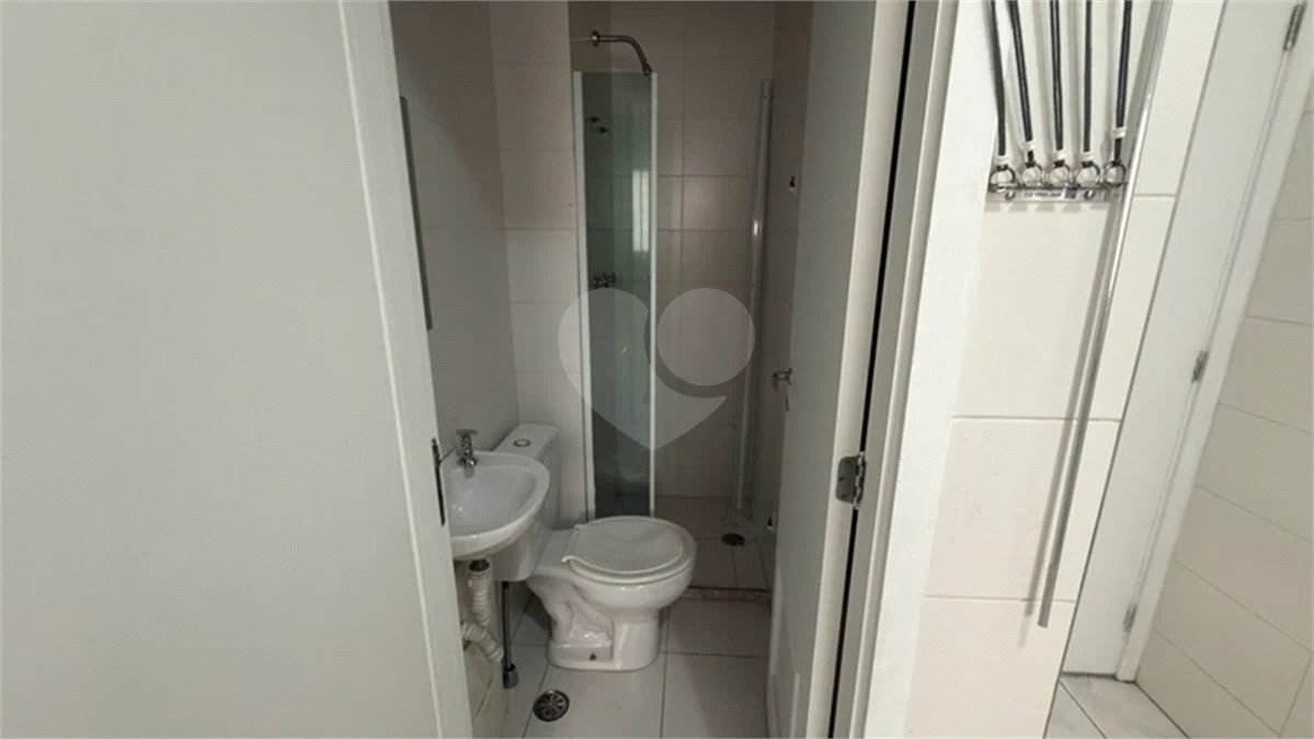 Apartamento de 155 m² com 4 dormitórios, varanda e 2 vagas de garagem. Condomínio com piscinas adulto, infantil e aquecida, lazer e portaria 24 horas.