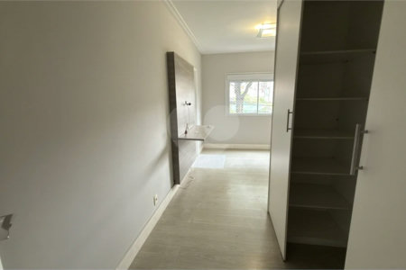 Apartamento de 155 m² com 4 dormitórios, varanda e 2 vagas de garagem. Condomínio com piscinas adulto, infantil e aquecida, lazer e portaria 24 horas.