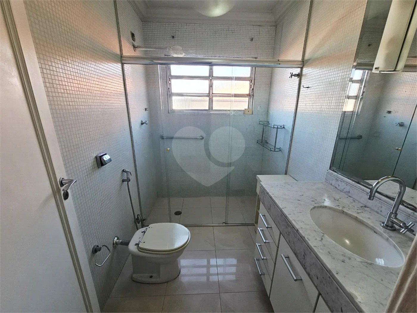 4 dormitórios, 1 suíte, 3 banheiros, 2 vagas, Área Total: 130,00 m², Construído: 174,00 m²