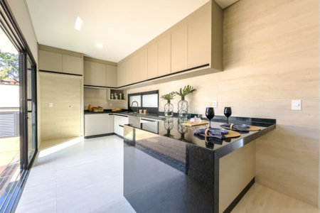 Indaiatuba - Condomínio Milano - Sobrado - 350 m² de terreno - 240 m² de área construída - 4 vagas de garagem, sendo 2 cobertas - Salas de estar e jantar integradas - 3 suítes com closet e varanda no pavimento superior - Escritório no térreo - Espaço gourmet com churrasqueira - Banheiro externo