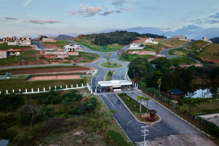 Casa térrea 3 dormitórios (3 suítes), espaço gourmet, piscina, 2 vagas garagem, condomínio fechado com ampla área lazer