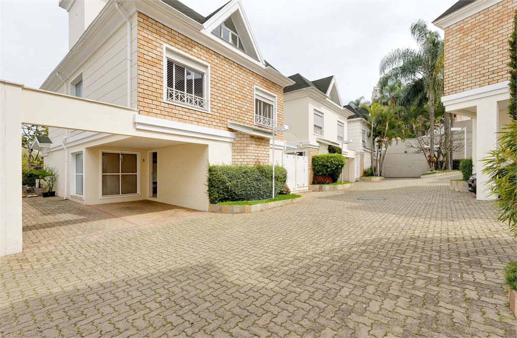 Casa à venda com 4 quartos, sendo 2 suítes, no condomínio Bristol Village, São Paulo - SP