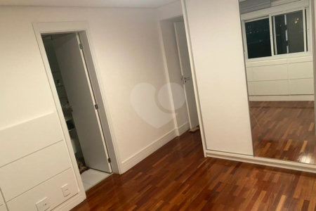Condomínio clube, Apartamento na Mooca com 204 m² Com 3 suítes e 4 Vagas.