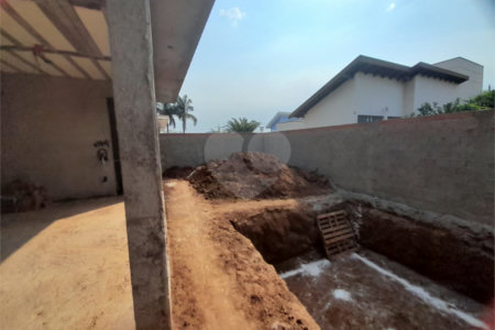 Casa em Construção com Área Gourmet e Piscina no Condomínio Damha II
