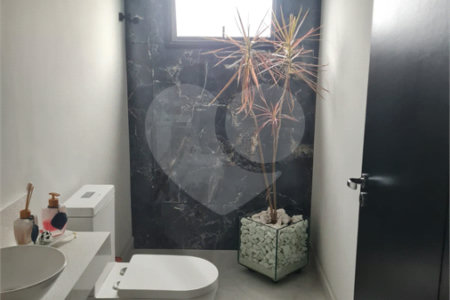 Linda casa em condomínio fechado, unindo conforto, lazer e segurança para você e sua família!