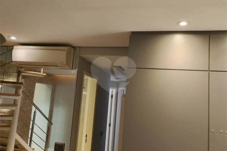 Linda cobertura Duplex om 3 dormitórios, sendo uma suíte com armários e ar condicionado e 2 vagas .