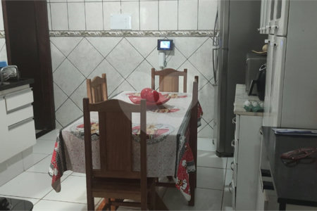 Casa térrea com 2 dormitórios.
