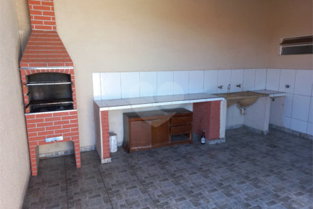 Casa térrea com 3 dormitórios, sendo 1 suíte.