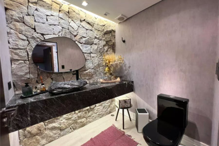 Chácara com excelente infraestrutura, contendo casa com 8 dormitórios, 900 m² de área construída, área total de 3000m², piscina adulto e infantil, churrasqueira, quadra gramada de futebol - Rio Acima - Atibaia/SP 900 m² Área construída 3.000 m² Área do terreno