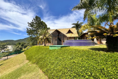 Casa "pé na água" à venda em condomínio fechado – Bragança Paulista/SP Com 305m² de Á/C e 1.305m² ÁT