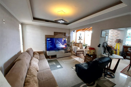 Casa residencial com ponto comercial a venda no Centro