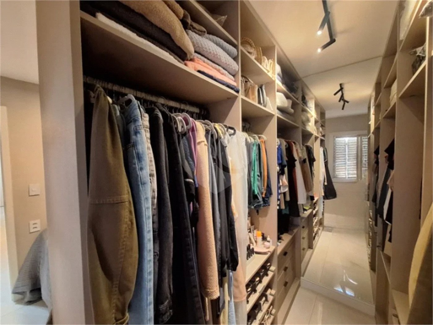 Apartamento totalmente mobiliado com 2 dormitórios, 1 vaga